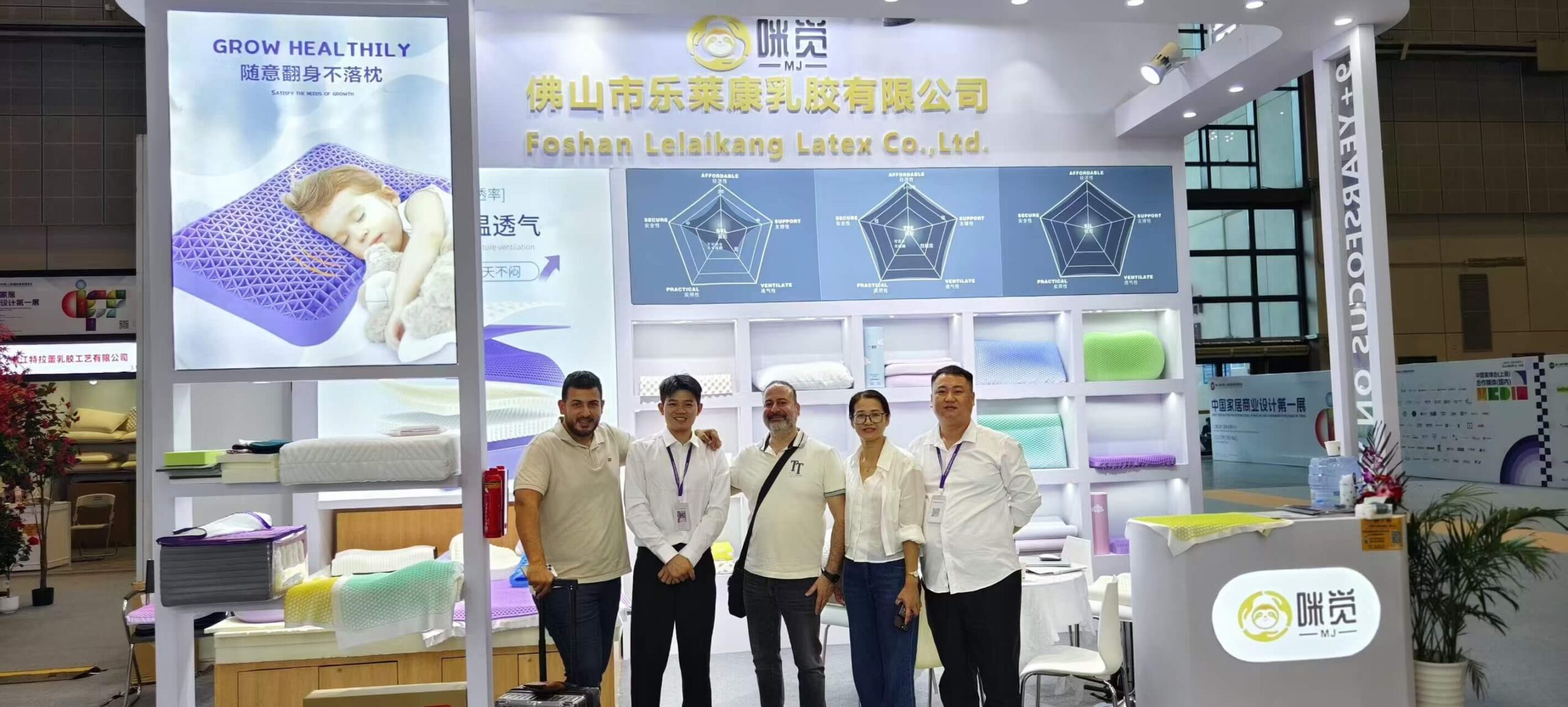 Group photo with pillow buyers at Shanghai exhibition